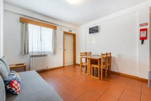 ジェレスにあるGerês Cascatas Residenceのテーブルとダイニングルームのあるリビングルーム