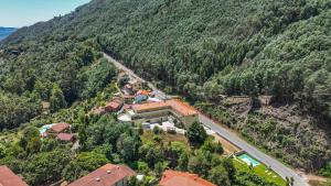 ジェレスにあるGerês Cascatas Residenceの山上家屋上空