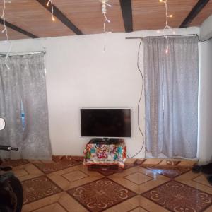 un soggiorno con TV e 2 finestre di Primavera a San Agustín