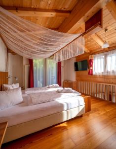 Postel nebo postele na pokoji v ubytování Hotel Ortler