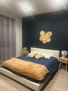 CampsVilla de l’isle的卧室配有一张床上,墙上挂着蝴蝶