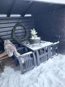 a table with a cake and a wreath on it at Bjorlicabin in Bjorli +12 photos