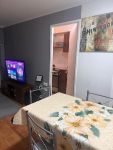 康塞普西翁Vista Mirador Centro con Balcón Dúo的用餐室,配有鲜花桌