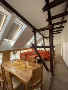 ein Wohnzimmer mit einem Holztisch und einer Couch in der Unterkunft Munich Residence in Cristian