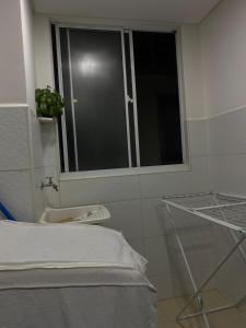 Ένα μπάνιο στο Apto aconchegante em condomínio resort litoral sul