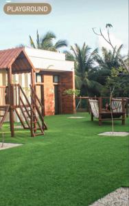 Ο χώρος παιχνιδιού για παιδιά στο Apto aconchegante em condomínio resort litoral sul