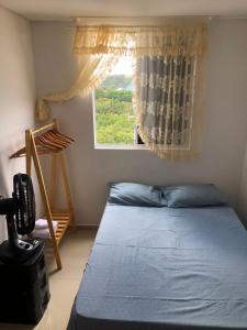 Ένα ή περισσότερα κρεβάτια σε δωμάτιο στο Apto aconchegante em condomínio resort litoral sul