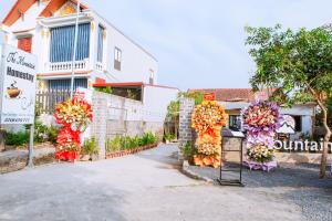a gate with flowers on it in front of a building at The Mountain Homestay & Cafe in Văn Lâm