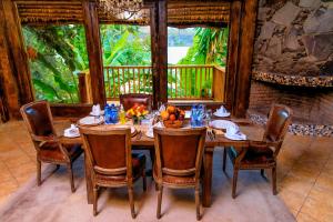 Debre ZeyitKuriftu Resort & Spa Bishoftu的餐厅里有一张桌子上摆着水果