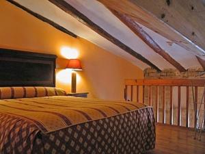 La Casa de las Monjas في Miranda de Arga: غرفة نوم بسرير في غرفة ذات سقف