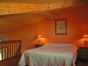 La Casa de las Monjas في Miranda de Arga: غرفة نوم بحائط برتقالي مع سرير