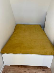 En eller flere senge i et værelse på Domek Rodzinny Martynka + 1 billede