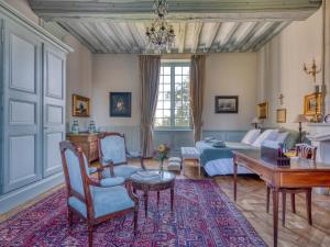 una sala de estar con una cama y una mesa en Le Petit Serrant - maison d'hôtes d'exception, en Bouchemaine