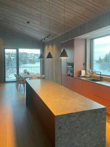 Una cocina con una gran isla en el medio. en Architect Designed Mountain Cabin At Kvitfjell, en Favang