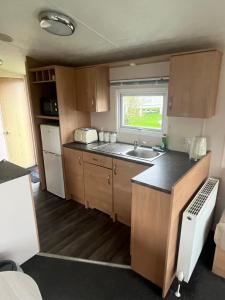 Η κουζίνα ή μικρή κουζίνα στο MaCEIDEIRD +3 φωτογραφίες