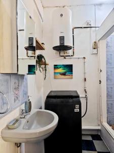 Vintage 90s Port Louis apart near Jeetoo Hospital في بورت لويس: حمام مع حوض ومرحاض +22 صورة