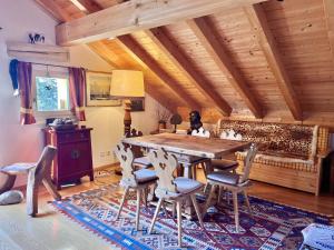 Un comedor con mesa y sillas de madera. en Chesa Principela - La Punt, en La Punt-Chamues-ch