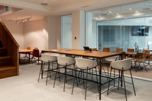a conference room with a large wooden table and chairs at Apartamentos 2H LIVING in León