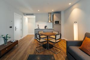 una sala de estar con una mesa y un sofá en Apartamentos 2H LIVING, en León 78 fotos más