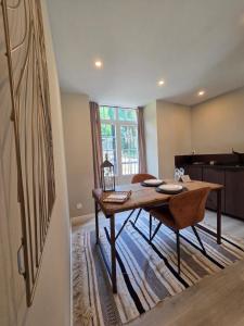 una sala da pranzo con tavolo in legno in una stanza di La Jonquette a Francheval