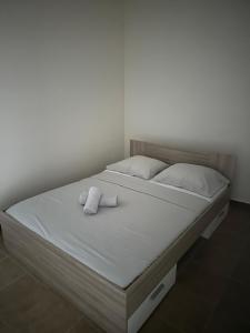 un letto con due asciugamani sopra di AGREABLE T3 1er étage a La Celle-sous-Gouzon