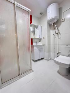 Et badeværelse på The Old Bazaar Suites Apartment + 73 billeder