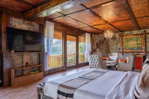 Debre ZeyitKuriftu Resort & Spa Bishoftu的一间带床、电视和窗户的卧室