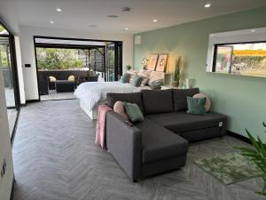 Posezení v ubytování Little Woodlands Chalet with Private Garden & Hot Tub + 157 fotografií