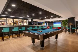 Una mesa de billar en una habitación con bar. en Thon Hotel Brussels City Centre, en Bruselas