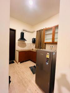 TirupporūrにあるGatorgetaway innのキッチン(ステンレス製の冷蔵庫付)