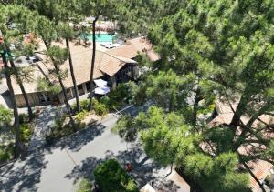 einen Blick über ein Haus mit Pool und Bäumen in der Unterkunft Kabana Village in Saint-Hilaire-de-Riez + 2 Fotos