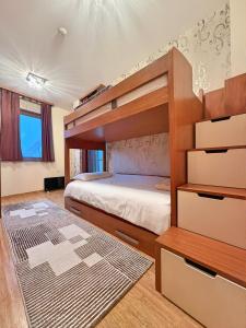 ein Schlafzimmer mit einem Etagenbett in einem Zimmer in der Unterkunft Hotel Mujen Lux Tutic - Free Spa & Wellness in Kopaonik