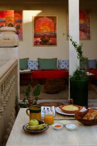 索维拉Riad Mazal Mogador的桌子上摆满了食物和饮料