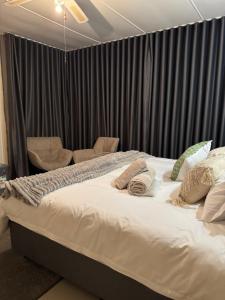 波切夫斯特鲁姆Maqoco Guest House的一张白色的大床，上面放着枕头