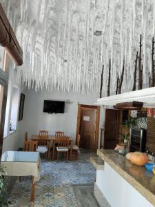 TV a/nebo společenská místnost v ubytování Hostal el Ciervo