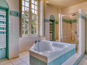 Un baño grande con bañera y ducha. en Le Petit Serrant - maison d'hôtes d'exception, en Bouchemaine