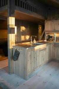 Φωτογραφία από το άλμπουμ του Design Cabin With Panoramic Views Near Sjusjøen σε Mesnali