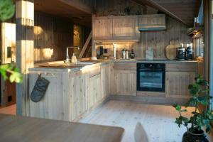 Η κουζίνα ή μικρή κουζίνα στο Design Cabin With Panoramic Views Near Sjusjøen