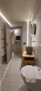 纳夫普利翁''SteliosDimitra'' Guest House IV in Nafplio的带马桶和水槽的浴室