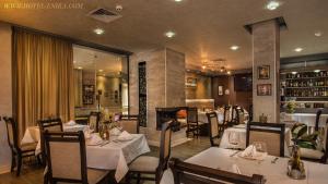 Enira Spa Hotel tesisinde bir restoran veya yemek mekanı