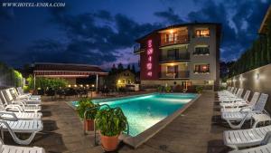 un hotel con piscina por la noche en Enira Spa Hotel en Velingrado