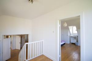 einen Flur mit einer Treppe, die zu einem Schlafzimmer führt in der Unterkunft Gästezimmer Volksdorf in Hamburg