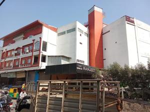 een groep gebouwen in een stadsstraat bij Hotel The Grand Ranjeet in Indore