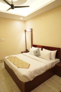 Un dormitorio con una cama grande con techo. en Hotel The Grand Ranjeet, en Indore