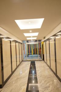 un pasillo en un edificio con techo en Hotel The Grand Ranjeet, en Indore
