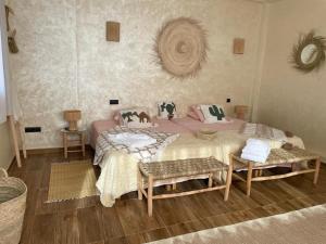 Un dormitorio con una cama y dos sillas. en philippe ayache, en Marrakech 18 fotos más