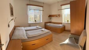 カールスボリにあるChata Eliškaのベッドと窓のある小さな寝室 +28枚の写真