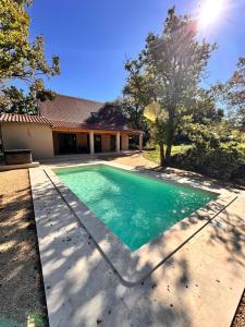 una piscina davanti a una casa di Gîte du Causse d'Autoire ad Autoire