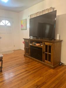 Μια τηλεόραση ή/και κέντρο ψυχαγωγίας στο University Area Four Bedroom House