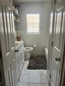 Ένα μπάνιο στο University Area Four Bedroom House